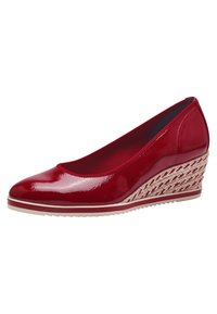 Červená lakovaná wedge bota s kulatou špičkou, pletené juty detaily na wedge podrážce a texture gumovou podrážkou.