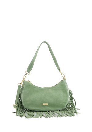 Sac à bandoulière en daim vert avec des détails en franges et une quincaillerie dorée sur fond blanc.