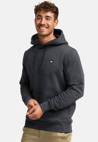 Donkergrijze hoodie met een voorvak, geribbelde manchetten en zoom, verstelbare capuchon met trekkoord en een klein logo op de borst. Zachte stoftextuur.