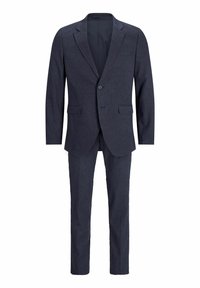 Costume bleu marine en tissu texturé. La veste présente un bouton simple, des revers à crans et deux poches avant. Pantalon ajusté inclus.