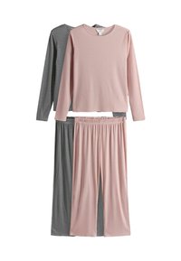 Divi loungewear komplekti: viens rozā garām piedurknēm tops un bikses, viens melns un pelēks svītrainais tops ar garām piedurknēm un atbilstošām biksēm, mīksta auduma, ribota tekstūra.