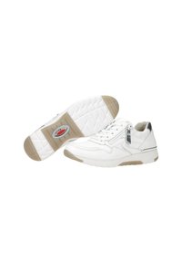 Witte synthetische schoenen met vetersluiting, zilveren ritsdetails en een gestructureerde rubberen zool. Ronde neus en subtiele beige accenten op de zool.