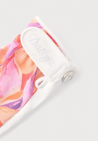 Πολύχρωμο ύφασμα με floral σχέδιο σε ροζ, πορτοκαλί και μοβ. Λουράκι από λευκό δέρμα με ασημένιο μεταλλικό εξάρτημα και ανάγλυφο κείμενο "Daily".