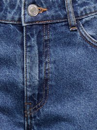 Blå denimjeans med kopparknappstängning, orangea sömmar och en slät yta med en klassisk femfickdesign.