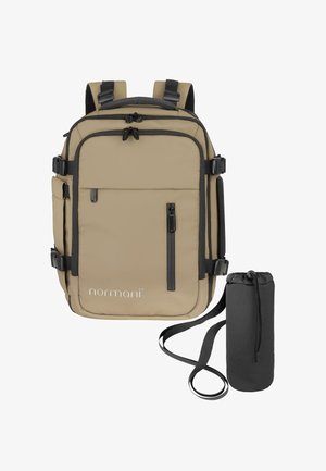 Beiger Rucksack mit schwarzen Akzenten, mehreren Fächern und Reißverschlüssen, verstellbaren Gurten, inklusive einer kleinen abnehmbaren schwarzen Tasche.