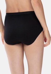 Svart hög midja trosor av mjuk bomull. Har en slät midjeband, sömlösa sidor och en klassisk skärning för komfort och täckning.