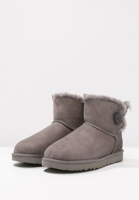 UGG MINI BAILEY BUTTON - Botines bajos - grey
