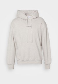 Sudadera gris con capucha, acabado ligeramente texturizado, cordones ajustables, dobladillo acanalado y un pequeño logo frontal.