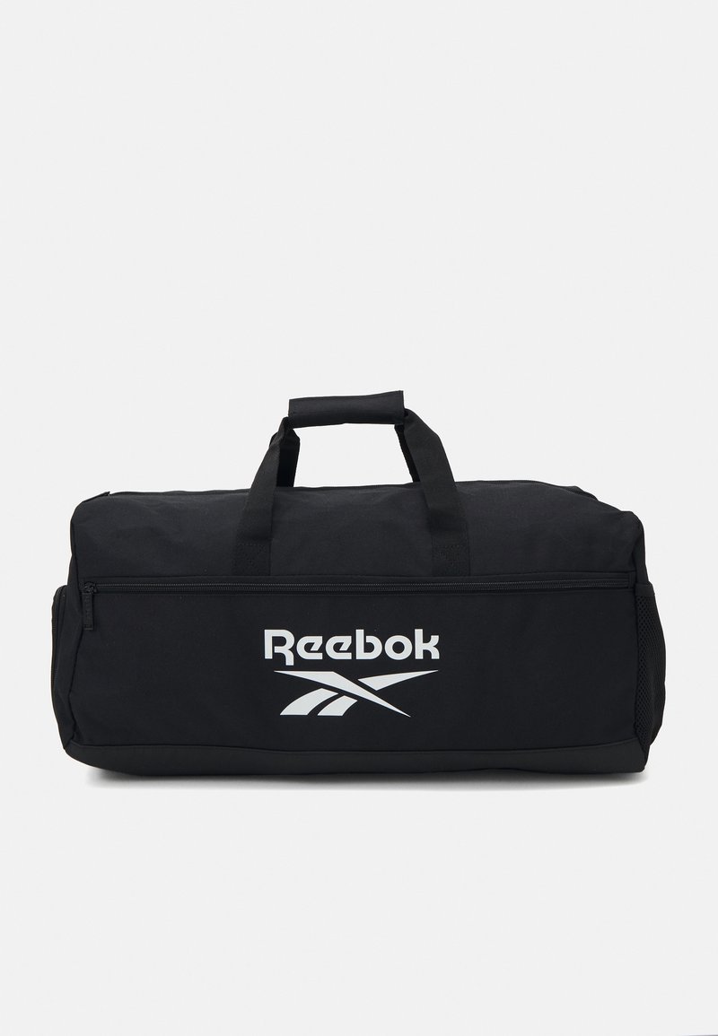 Geantă de voiaj neagră, fabricată dintr-un material durabil, cu un logo Reebok mare și alb, două m ânere și un compartiment cu fermoar pentru depozitare.