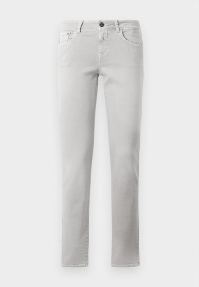 Jeans de denim cinza claro com um design de perna reta, cintura padrão, um bolso frontal com um botão oculto e detalhes de costura mínimos.