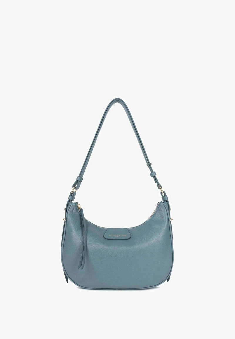 Lichtblauwe leren handtas met een gebogen ontwerp, enkele schouderband en gouden hardwareaccenten. Voorzien van een ritssluiting en een afneembare kwast.