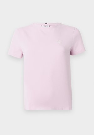 Camiseta de algodón de manga corta en color rosa. Presenta un cuello redondo y un logo bordado en el pecho. Textura suave y ajuste casual.