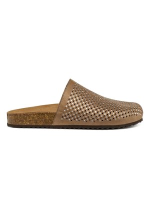 Zueco marrón sin cordones con suela de corcho y parte superior perforada decorada con pequeños remaches metálicos, suela plana con dibujo antideslizante.