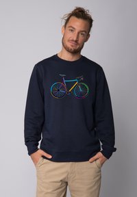 Marineblauwe sweatshirt met een kleurraf fietsprint, omlijnd in levendige kleuren, met een klassieke ronde hals en ribgebreide manchetten.