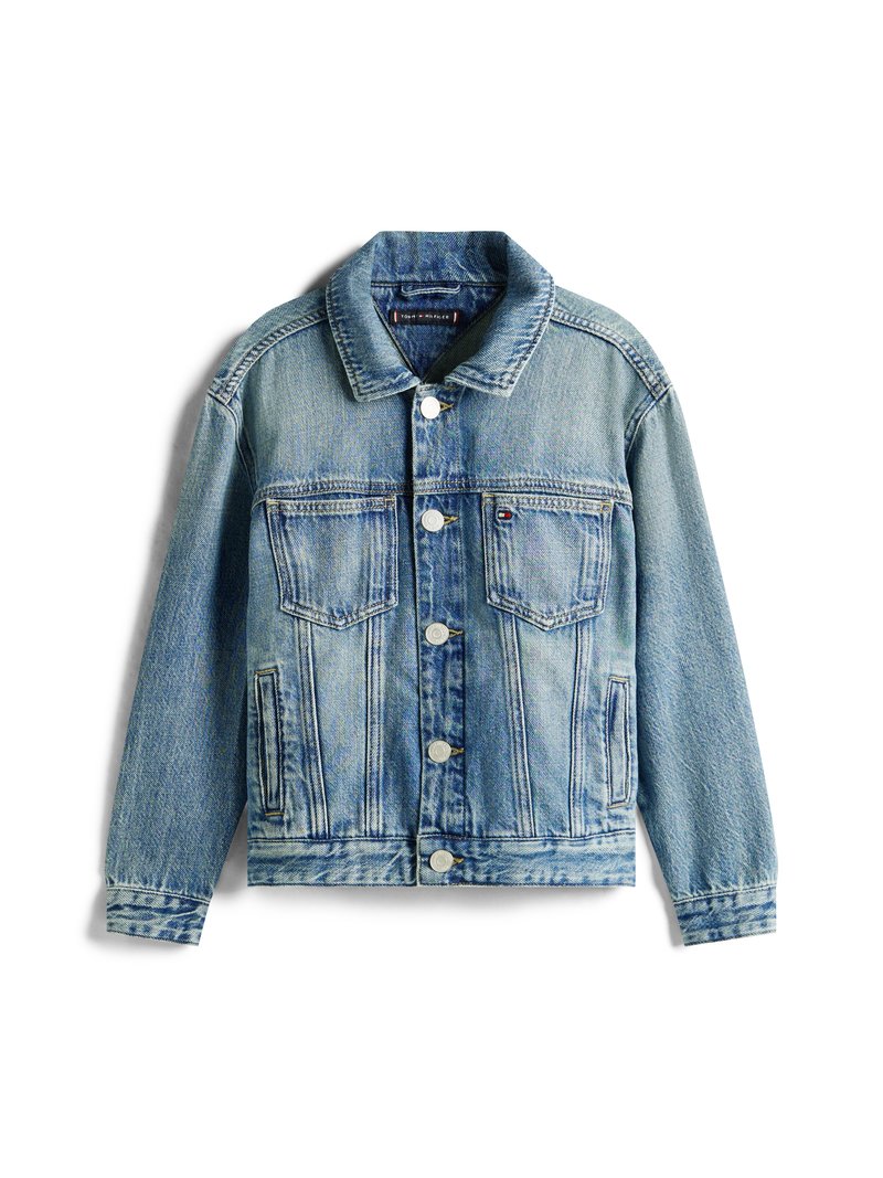 Jachetă din denim de culoare albastru deschis, cu un design clasic, având un închidere cu nasturi în față, două buzunare pe piept și guler. Textură moale.