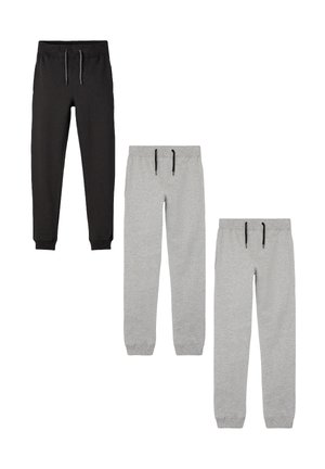 Drei Paare Jogginghosen: eine schwarze mit Kordelzug, zwei graue in unterschiedlichen Schattierungen, alle mit elastischen Bündchen und glatter Stoffstruktur.