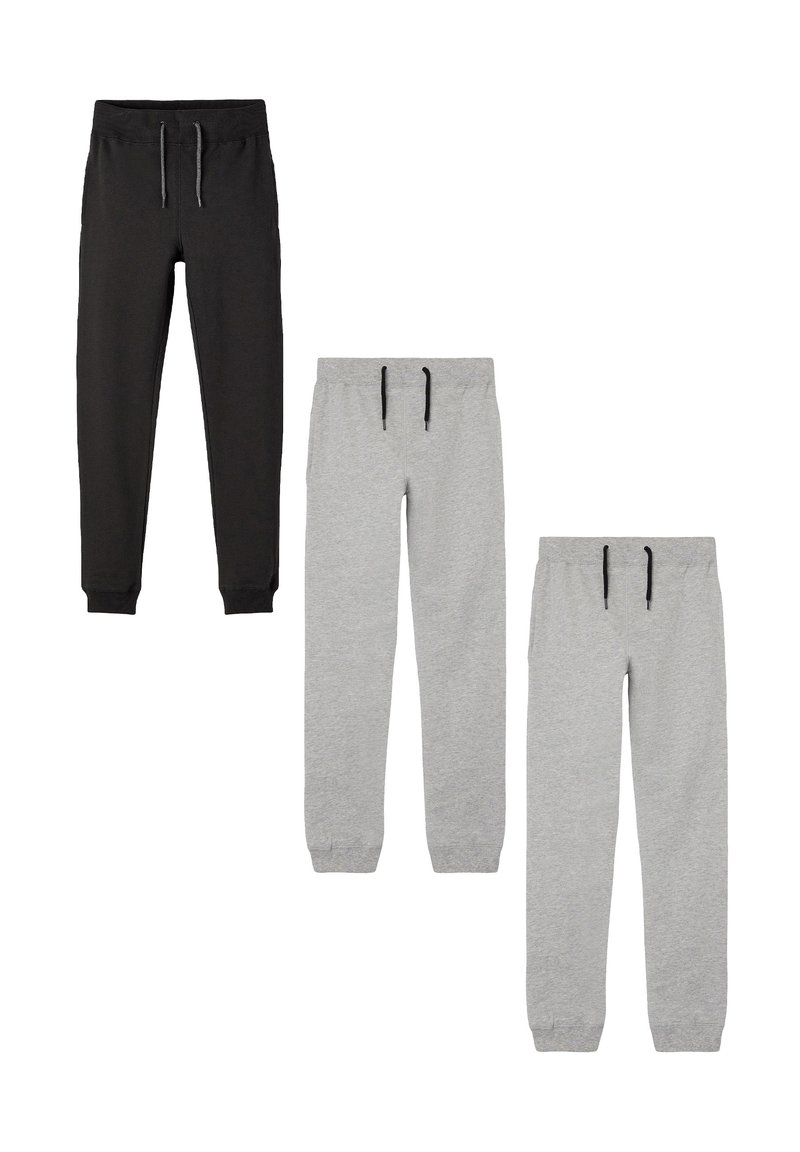 Drei Paare Jogginghosen: eine schwarze mit Kordelzug, zwei graue in unterschiedlichen Schattierungen, alle mit elastischen Bündchen und glatter Stoffstruktur.