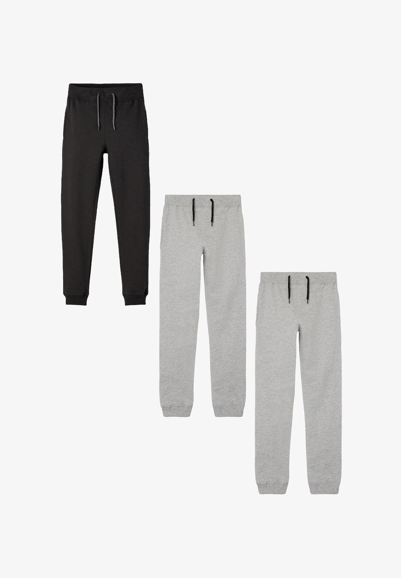 Drei Paare Jogginghosen: eine schwarze mit Kordelzug, zwei graue in unterschiedlichen Schattierungen, alle mit elastischen Bündchen und glatter Stoffstruktur.