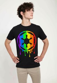 Star Wars STAR WARS: CLASSIC EMPIRE RAINBOW UNISEX - Triko s potiskem - black