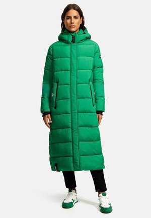 Groene gewatteerde lange jas met capuchon, voorzien van ritszakken, een rechte snit en subtiele logo-accenten; gemaakt van geïsoleerde stof.