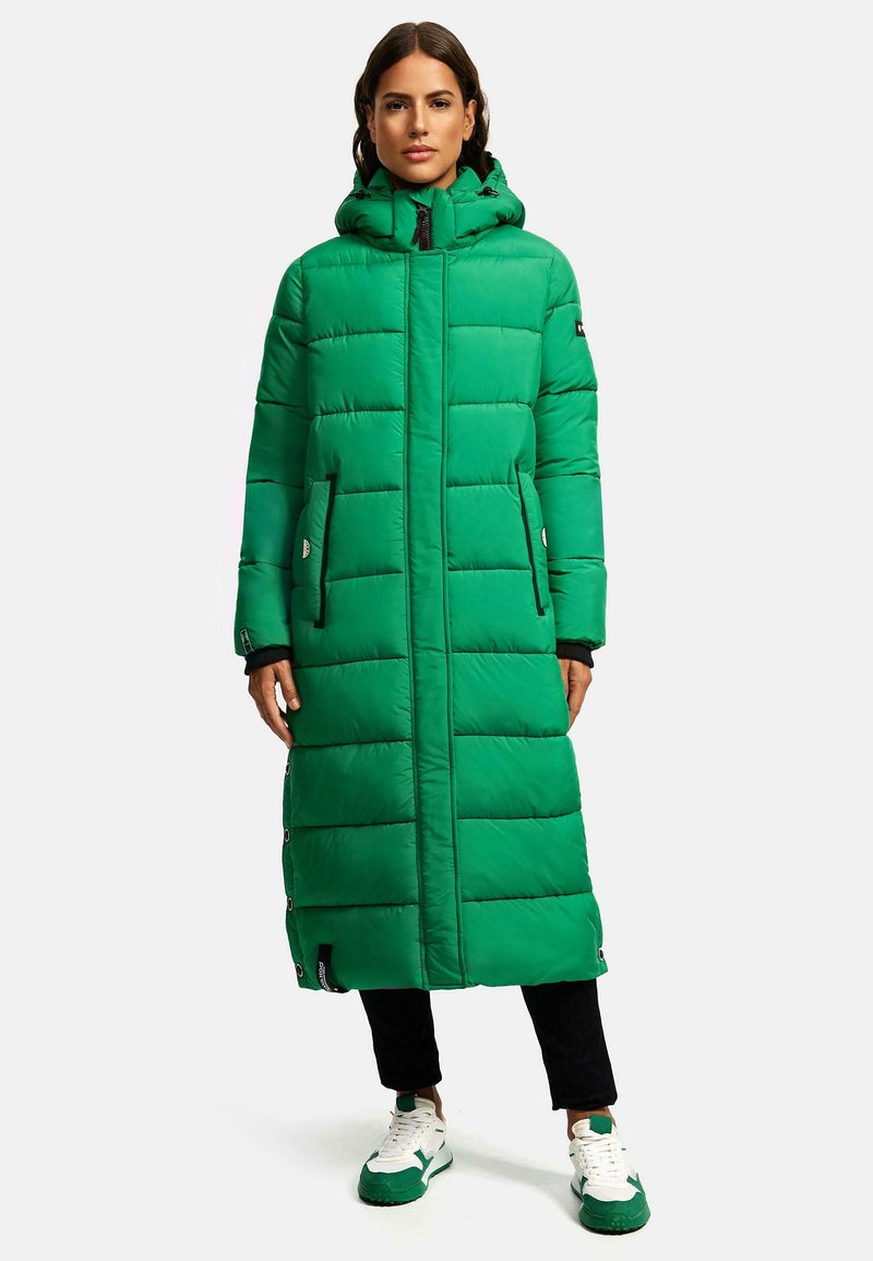 Manteau long matelassé vert avec capuche, présentant des poches zippées, une coupe droite et de subtils accents de logo ; fabriqué à partir d'un tissu isolant.