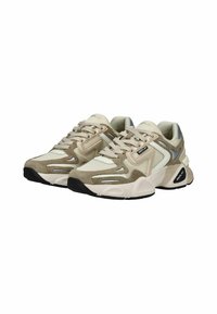 Beige und cremefarbene Sneakers aus Wildleder und Mesh-Materialien. Sie verfügen über kontrastierende Muster, silberne Akzente und eine schwarze Außensohle mit Logo.