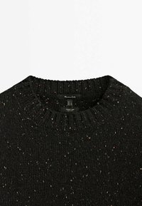Pull noir en maille avec col rond, motif en fil multicolore tacheté et col côte, taille indiquée large.