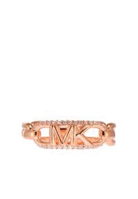Anello in oro rosa a catena con un logo "MK" centrale circondato da piccole pietre trasparenti, con una finitura liscia e lucida.