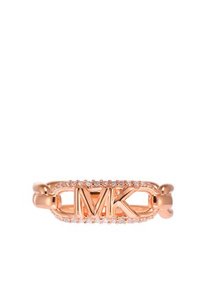 Anello in oro rosa a catena con un logo "MK" centrale circondato da piccole pietre trasparenti, con una finitura liscia e lucida.