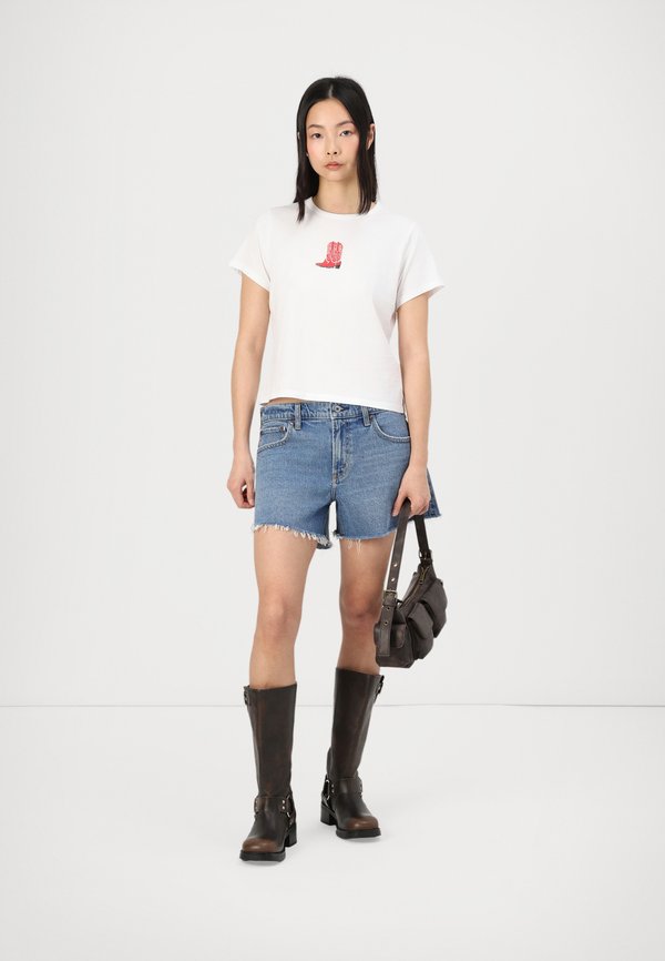 SKIMMING RED BOOTS TEE  - Print T-shirt3