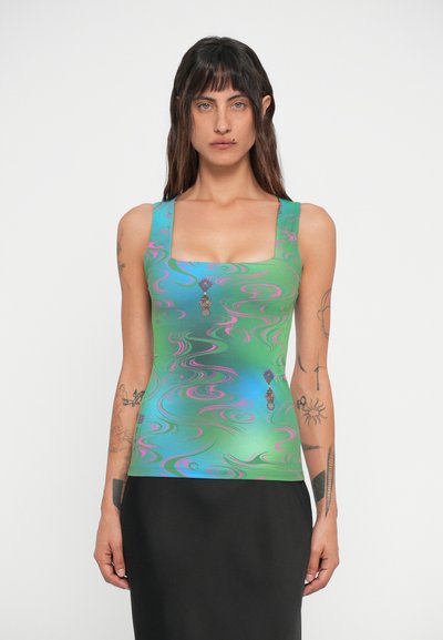 Top sans manches avec un décolleté carré, présentant un motif tourbillonnant multicolore en vert, bleu et rose, fabriqué à partir d'un tissu lisse et extensible.