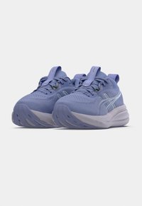 Lilla sportkingad tekstuurse võrguga pealiskattega, tugevdatud esijalaga ja pehme tallaga. Omavad nööritavat sulgemist ja logodetailidega aksessuaare.