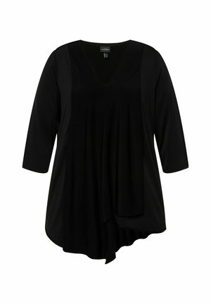 Sort top med V-udskæring, trekvartærmer, en blød og flydende design, og samling foran, lavet af et blødt, struktureret stof.