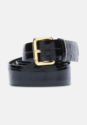 Ceinture en cuir noir à motif crocodile, enroulée avec une boucle rectangulaire dorée brillante sur un fond clair uni.