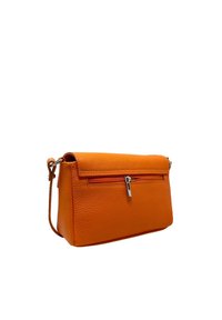 Bolso de mano de cuero naranja con un acabado texturizado, forma rectangular, bolsillo con cremallera en la parte delantera y una correa para el hombro desmontable.