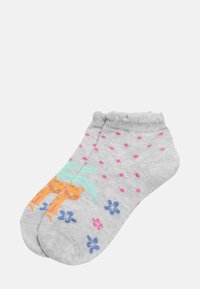 Calcetines tobilleros grises con un diseño texturizado y patrones juguetones: jirafa naranja, palmera verde, puntos rosas y flores azules.