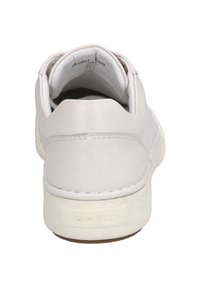 Hellgrauer Ledersneaker mit flacher Sohle, abgerundetem Absatz und subtilen Steppnähten. Verfügt über einen weichen, gepolsterten Knöchelkragen.