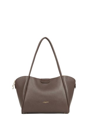 Sac à main en cuir marron avec deux longues poignées, fermeture éclair dorée sur le côté et petit texte de logo doré au centre devant.