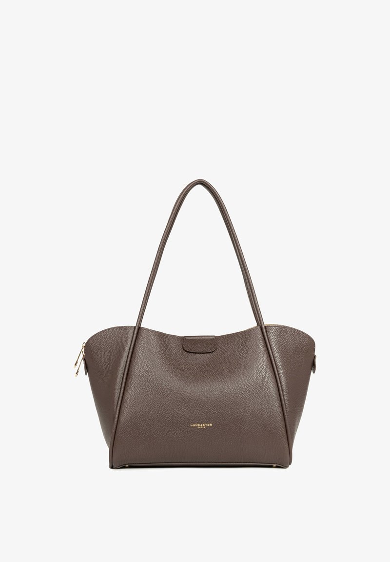 Sac à main en cuir marron avec deux longues poignées, fermeture éclair dorée sur le côté et petit texte de logo doré au centre devant.