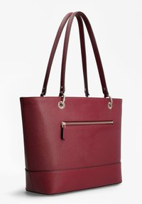 Sac fourre-tout bordeaux en matériau texturé, doté de doubles poignées, d'une poche zippée à l'avant et d'accents en matériel argenté.