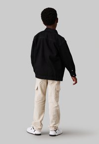 Calvin Klein Jeans Pantaloni cargo - pelican