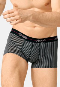 Schwarz-weiße gestreifte Sloggi-Boxershorts mit einem breiten elastischen Bund, der ein Logo zeigt und einen enganliegenden Schnitt hat. Material aus Baumwollmischung.