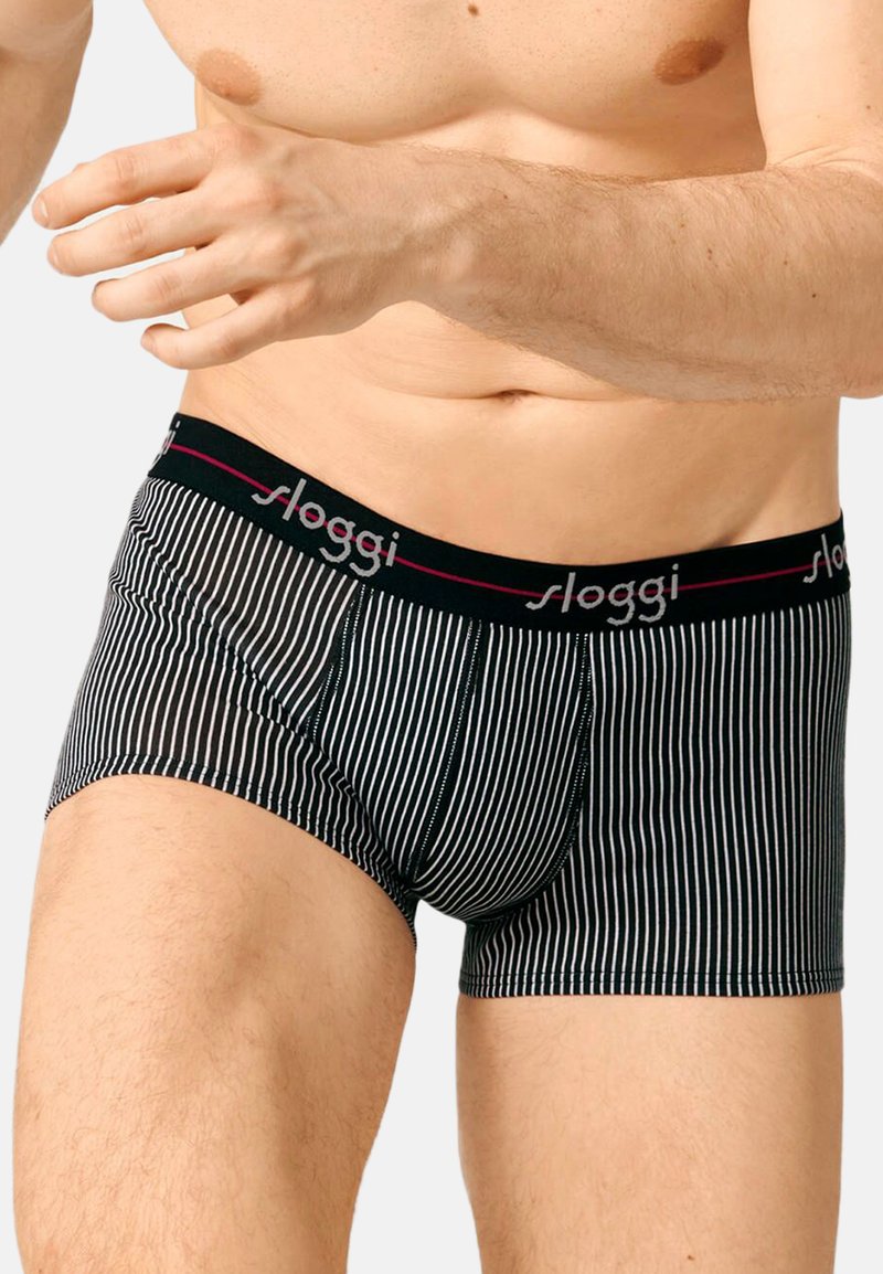 Schwarz-weiße gestreifte Sloggi-Boxershorts mit einem breiten elastischen Bund, der ein Logo zeigt und einen enganliegenden Schnitt hat. Material aus Baumwollmischung.