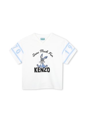 Chemise blanche à manches courtes avec des chiffres bleus sur les manches, un lapin de dessin animé bleu et les textes "Snow Much Fun" et "KENZO" sur le devant.