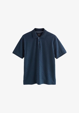 Navyblaues Poloshirt mit kurzen Ärmeln, strukturiertem Chevron-Muster und Zwei-Knopf-Leiste, flach auf weißem Hintergrund liegend.