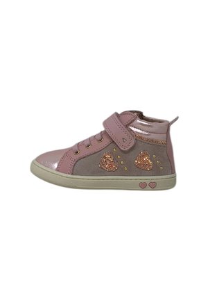 Sneaker alte rosa con finitura lucida in patent e suede testurizzato, caratterizzata da motivi a cuore glitterati, borchie dorate e una fascia in Velcro per la chiusura.