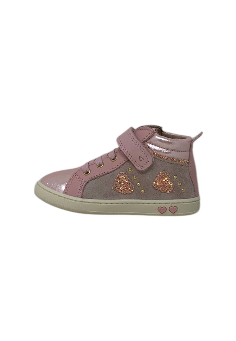 Sneaker alte rosa con finitura lucida in patent e suede testurizzato, caratterizzata da motivi a cuore glitterati, borchie dorate e una fascia in Velcro per la chiusura.