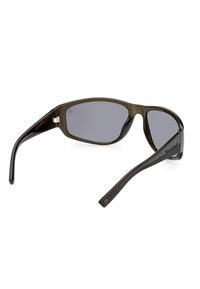 Gafas de sol de plástico negro con lentes grises. Diseño elegante con brazos rectos y un logotipo sutil en la patilla. Estilo ligero y envolvente.