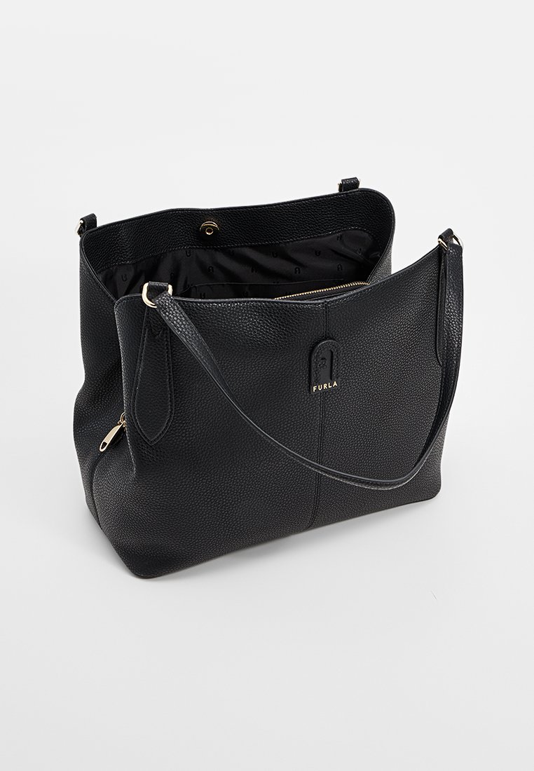 Czarna skórzana torba na ramię o teksturowanym wykończeniu, z pojedynczym paskiem na ramię i zapinaną na zamek kieszenią wewnątrz. Widoczny złoty akcent z logo.