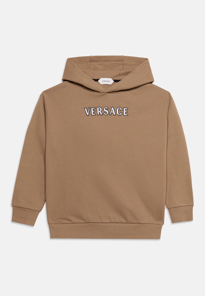 Φούτερ σε καφέ ανοιχτό χρώμα με το κείμενο "VERSACE" στο στήθος, ριμπ μανσέτες και τελείωμα, και κουκούλα με μικρή εσωτερική ετικέτα.